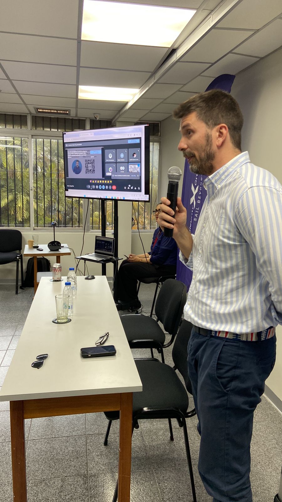 Tomas Voulgaridis impartiendo una capacitacion de Celebrity Cruises en la sede de AVAVIT